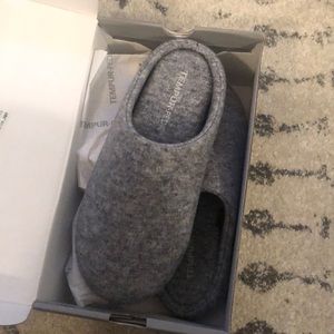 Cozy, never been worn Tempur-pedic slippers!